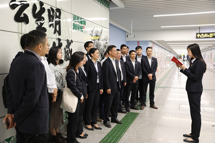 3-在1號線(xiàn)南湖站廉政文化墻前集中學(xué)習《中國共產(chǎn)黨問(wèn)責條例》.JPG
