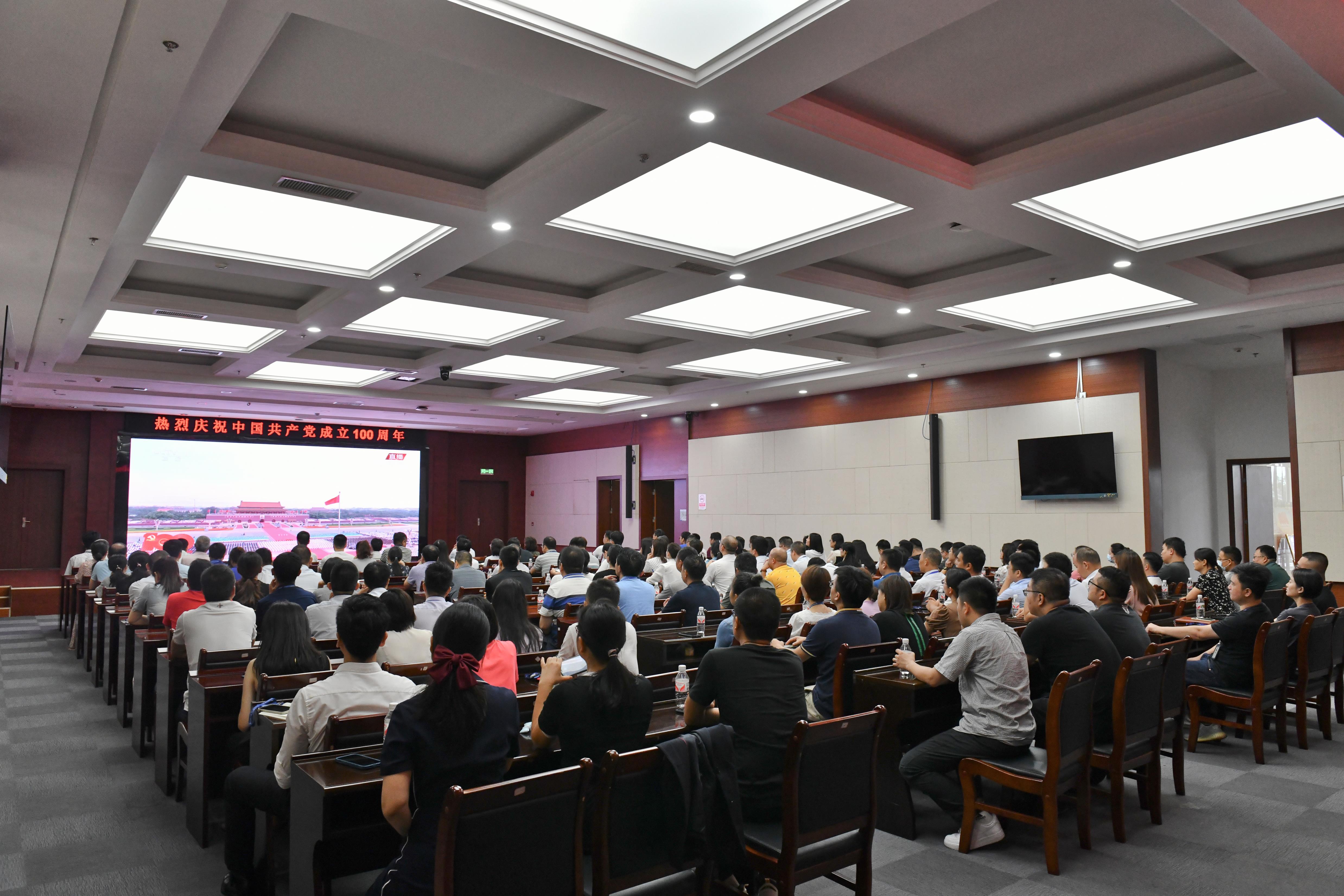 集團機關(guān)黨支部、城市發(fā)展公司黨支部組織黨員集中觀(guān)看.jpg